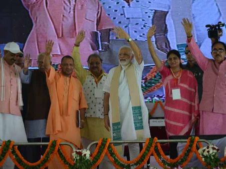 पीएम मोदी की रैली में चेक किया गया बनियान का रंग, लड़कियों के काले दुपट्टे भी उतरवाए