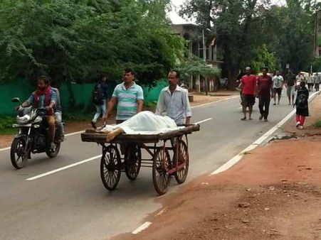 सब्जी वाले ठेले में बेटे की लाश रखकर ले गए परिजन, ना पुलिस आई और ना ही एंबुलेंस