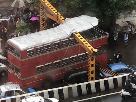 मुंबई में बारिश के बीच एक और हादसा, डबलडेकर बस ओवरहेड रेलिंग से टकराई