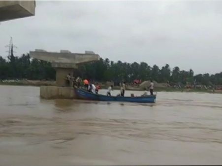 आंध्र प्रदेश: 40 लोगों को ले जा रही नाव गोदावरी नदी में डूबी, 10 लापता