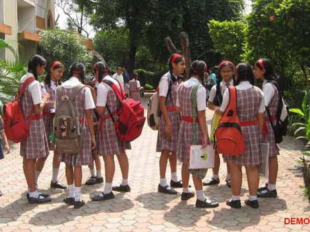 पुणे के स्कूल ने सुनाया फरमान, छात्राओं को पहनने होंगे व्हाइट और स्किन रंग के अंतर्वस्त्र