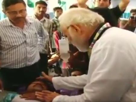 VIDEO: अस्पताल में घायलों से मुलाकात के दौरान भावुक हुए पीएम मोदी, एक मरीज को दिया ऑटोग्राफ