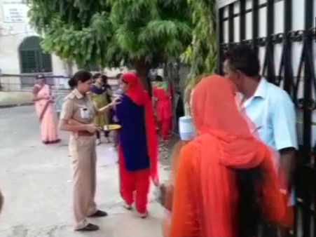 राजस्‍थान: पुलिस कॉन्‍स्‍टेबल भर्ती परीक्षा में चेकिंग के नाम पर उतरवाए कपड़े, 10 घंटे तक रहा 'साइबर इमरजेंसी'