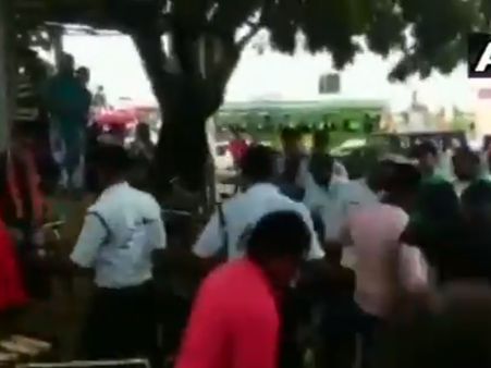 VIDEO: पीएम मोदी के रैली में नहीं हो पाए शामिल तो BJP कार्यकर्ताओं ने ट्रैफिक पुलिस को दौड़ा-दौड़ाकर पीटा