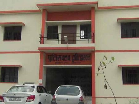 स्कूल, थानों के बाद अब यूपी में भगवा रंग से रंगे गए पुलिस क्वार्टर, वीडियो