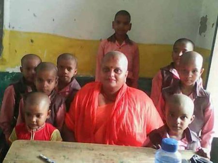 खुद सर मुंडवाने के बाद स्कूल लौटी शिक्षामित्र ने मुंडवा दिए स्कूल के बच्चों के सिर