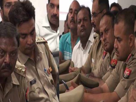 यूपी: भरी मीटिंग में सो रहे थे पुलिस अधिकारी, कुछ कर रहे थे मोबाइल पर चैटिंग, वीडियो वायरल