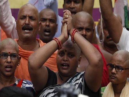 शिक्षामित्रों ने लखनऊ में मुंडवाया सिर, अखिलेश बोले- ये केश नहीं भाजपा का त्याग है