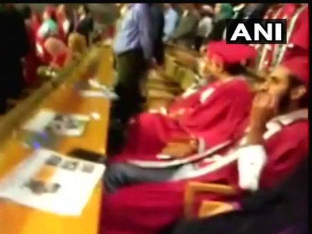 Video: श्रीनगर में सेंट्रल यूनिवर्सिटी में दीक्षांत समारोह में कुछ छात्रों ने किया राष्‍ट्रगान का अपमान