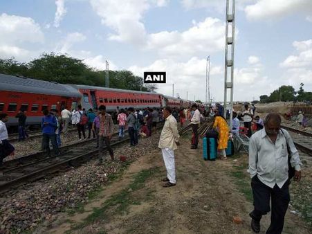 राजस्थान: पूजा सुपरफास्ट एक्सप्रेस के तीन डिब्बे पटरी से उतरे, टला बड़ा हादसा