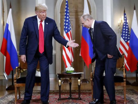 न्‍यूयॉर्क के वॉल स्‍ट्रीट पर चार्जिंग बुल, जिस पर बिना शर्ट के बैठे थे व्‍लादिमिर पुतिन और....