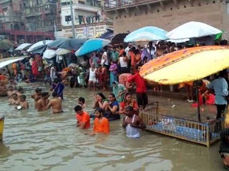चंद्र ग्रहण खत्म होने के बाद मोक्ष काल मे खुले मन्दिरों के पट, श्रद्धालुओं ने गंगा में लगाई डुबकी