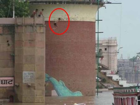 बनारस: 84 घाट समा गए गंगा के आगोश में, बच्चे लगा रहे है मौत की छलांग