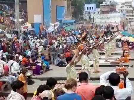 चंद्र ग्रहण: 26 साल बाद बदला विश्व प्रसिद्ध गंगा आरती का समय, देवालयों के पट हुए बंद