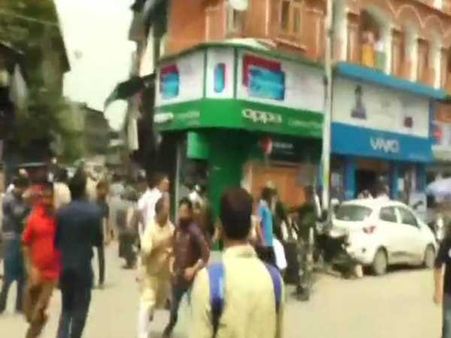 जम्मू कश्मीर: लाल चौक पर तिरंगा फहराने की कोशिश में स्थानीय लोगों ने शख्स से की मारपीट