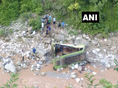 जम्मू-कश्मीर: गहरी खाई में गिरी यात्रियों से भरी बस, 1 की मौत, 20 घायल