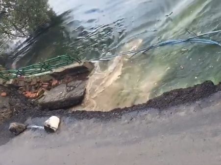 VIDEO: बारिश के चलते टूटी नैनीताल की मॉल रोड, झील में गिरा पूरा हिस्सा