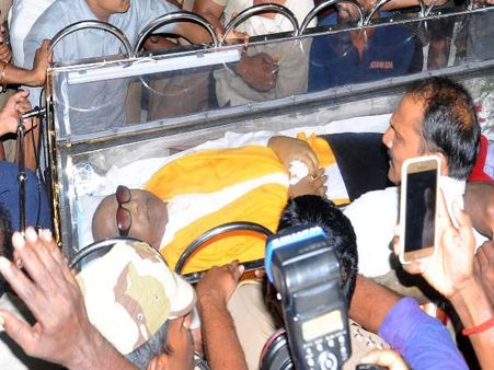 तमिलनाडु: धुर विरोधी रहे जयललिता के समीप ही होगा करुणानिधि का अंतिम संस्कार