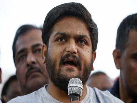 अनिश्चितकालीन हड़ताल पर बैठे हार्दिक पटेल, पूरे राज्य में धारा 144 लागू