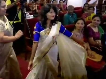 मछली बेचकर पढ़ाई करने वाली छात्रा रैंप पर उतरी, इंटरनेट पर हुई थी ट्रोलर्स का शिकार