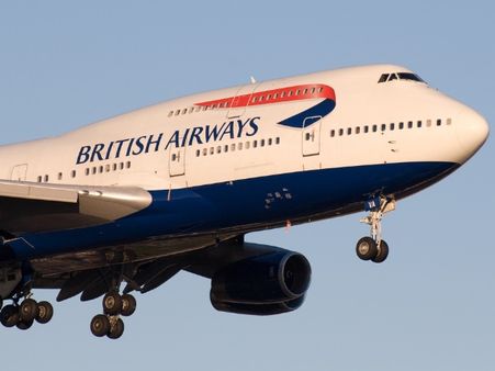 बच्चे के रोने पर भारतीय दंपत्ति को फ्लाइट से नीचे उतारा, कंपनी पर नस्लभेदी टिप्पणी करने का भी आरोप