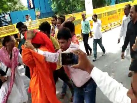 वाजपेयी को श्रद्धांजलि देने पहुंचे स्वामी अग्निवेश के साथ BJP मुख्यालय में हाथापाई