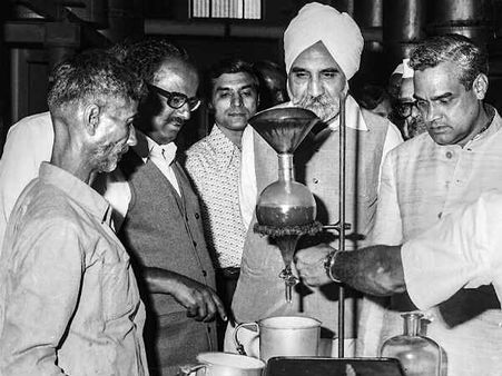 जब विरोध प्रदर्शन करने के लिए चीन के दूतावास में भेड़ों का झुंड लेकर घुस गए थे अटल बिहारी वाजपेयी