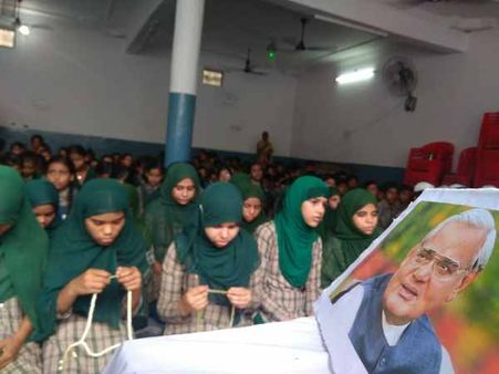 अटल बिहारी वाजपेयी की हालत नाजुक, यूपी में हिंदू-मुस्लिमों ने हाथ उठाकर मांगी दुआ
