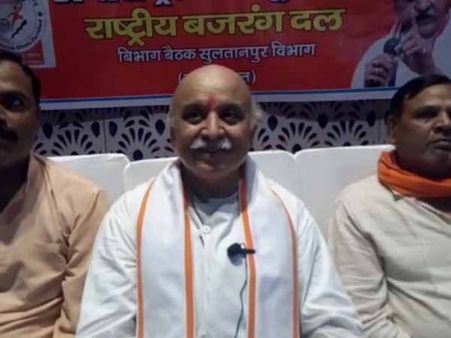 'मोदी के पास बुखारी से बात करने का समय है अयोध्या के संतों के लिए नहीं'