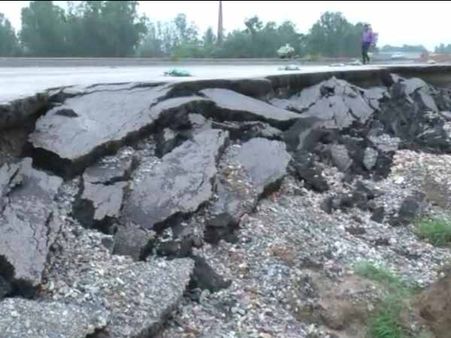 UP: 26 सौ करोड़ से बन रहा बरेली-सीतापुर राष्ट्रीय राजमार्ग धंसा, प्रशासन ने बंद कराया हाईवे