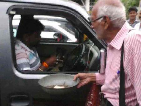 सड़क बनवाने के लिए भीख मांगने तक को मजबूर हुए इस शहर के लोग