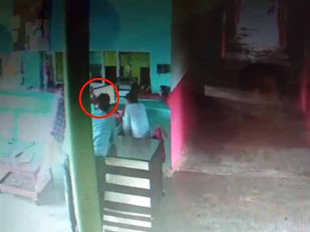 यूपी: बिजनौर में छात्र ने किया प्रिंसिपल पर हमला, पीड़ित अस्पताल में भर्ती