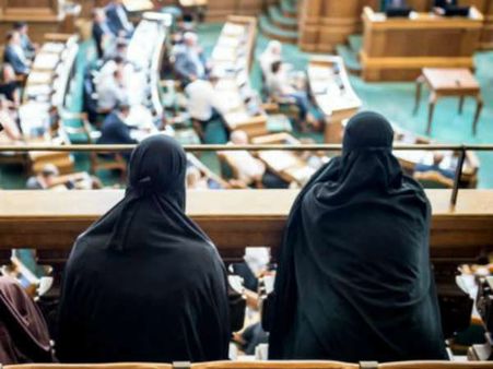 डेनमार्क में बुर्का पहने पहली महिला पर हुआ जुर्माना, पब्लिक प्‍लेसेज पर बैन है हिजाब