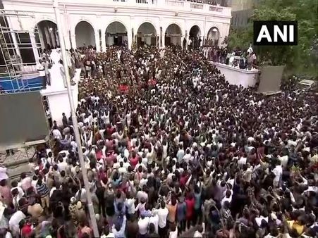 करुणानिधि को श्रद्धांजलि देने के दौरान मची भगदड़ में 2 लोगों की मौत, 33 घायल