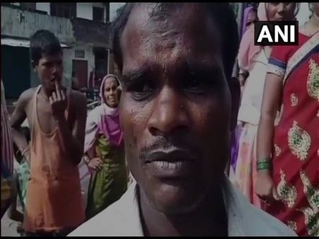 यूपी: अस्पताल से अस्पताल भटकी गर्भवती महिला, सड़क किनारे दिया बच्चे को जन्म