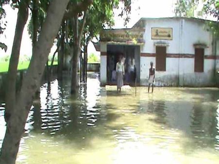 यूपी: बाढ़ में डूबे 70 गांव, प्रशासन ने नावें तो भेजी पर चलाने वाले नहीं