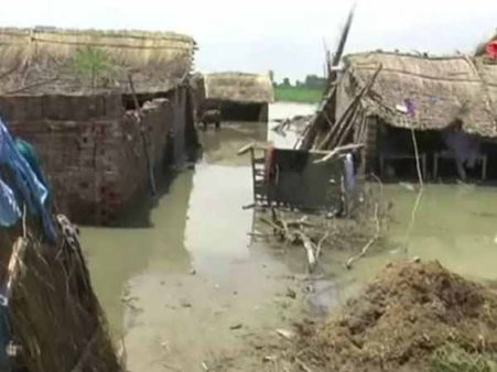 फर्रुखाबाद में खतरे के निशान पर पहुंचा गंगा का जल स्तर, बाढ़ के पानी से लोग बेहाल