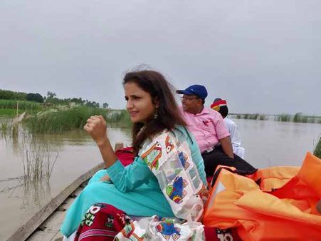 बाढ़ का निरीक्षण करने पहुंची डीएम, नाव के ऊपर बना डाला पिकनिक स्पॉट