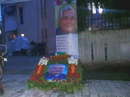 श्रद्धांजलि कार्यक्रम के बाद अटल की तस्वीर को जमीन पर छोड़कर चले गए नेता, तस्वीरें हुई वायरल