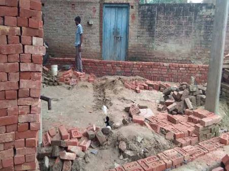 प्रधान को नहीं दिया था वोट, अब पड़ोसी की छत फांदकर भुगतनी पड़ रही है सजा