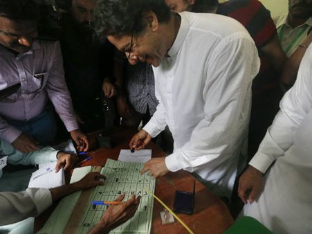 मुश्किल में पड़ा इमरान खान का शपथ ग्रहण, चुनाव आयोग ने दो सीटों के नतीजों पर लगाई रोक