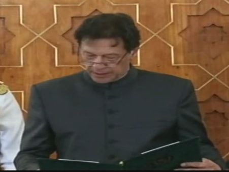 इमरान खान बने पाकिस्‍तान के 22वें प्रधानमंत्री, राष्‍ट्रपति ममनून हुसैन ने दिलाई शपथ