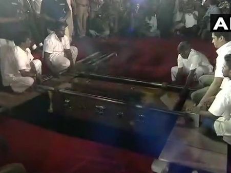 अलविदा करुणानिधि: गुरु अन्नादुरई के पास दी गई समाधि