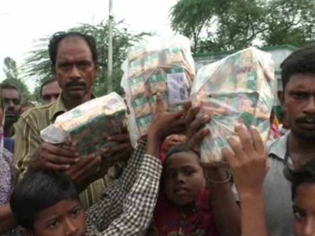 कानपुर: बाढ़ पीड़ितों के साथ प्रशासन ने किया मजाक, 100 परिवारों को बांटे मात्र तीन बिस्कुट के पैकेट