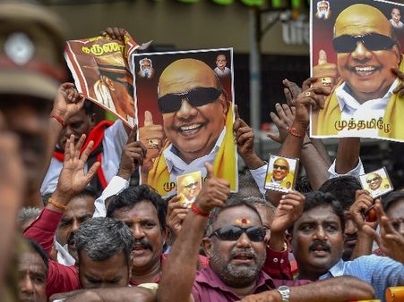 डीएमके अध्यक्ष एम करुणानिधि का निधन, समर्थकों में शोक की लहर