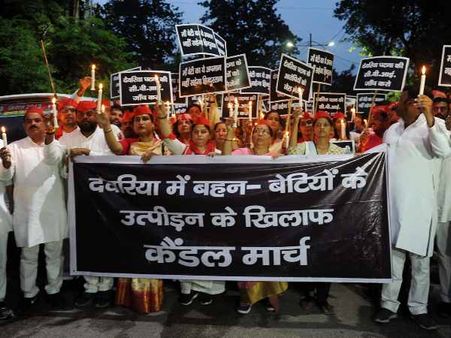 देवरिया शेल्टर होम कांड: समाजवादी पार्टी ने कैंडल मार्च निकाल जताया विरोध