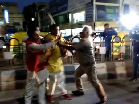 सिद्धू पर विवाद-पुतले जलाने को लेकर यूपी में पुलिस से भिड़े भाजपाई, लाठीचार्ज