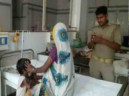 पत्नी की जान बचाने के लिए बेटे को बेचने पर मजबूर हुआ ये पिता, पुलिस ने की आर्थिक मदद