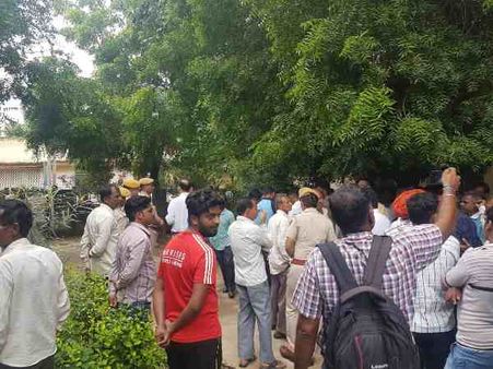 करंट की चपेट में आने से दो भाईयों सहित तीन की मौत, मुआवजे की मांग पर अड़े परिजन