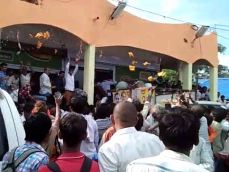 उमा भारती की सभा में आए लोगों को फेंक कर दिया गया खाना, वीडियो वायरल